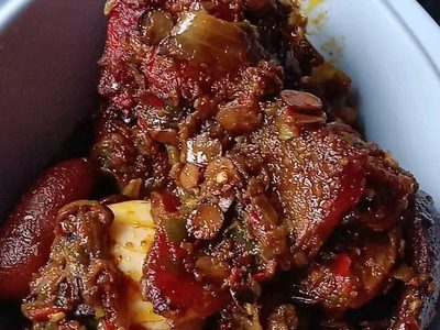 Riz ofada et sauce ayamase